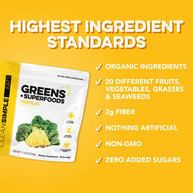 Poudre Super Greens Tropical Clean Simple Eats dans un verre d'eau