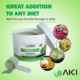 Poudre superfood AKI ORGANIC versée dans un verre avec smoothie vert