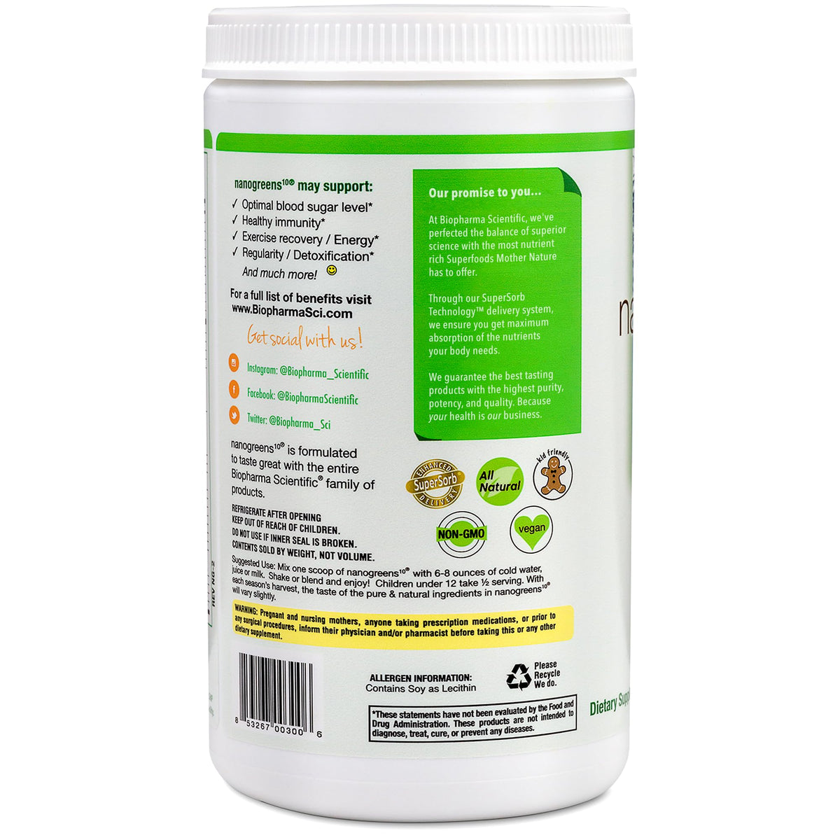 Poudre superfood NanoGreens sur une table, décor naturel