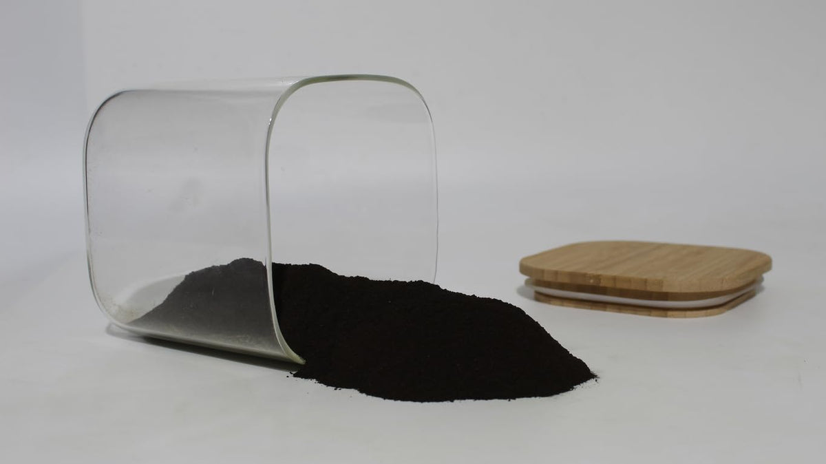 Préparation d'infusion avec poudre de coquille de noyer noir