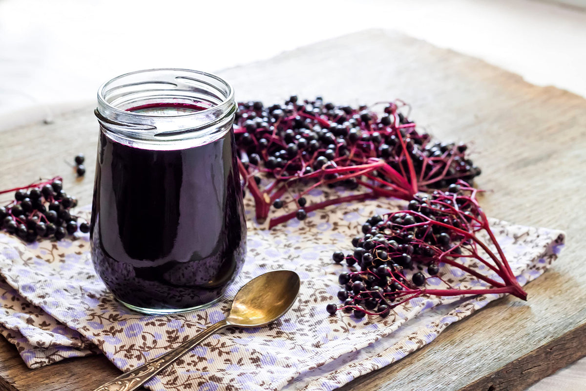 Préparation d'une confiture avec des baies de sureau