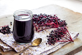 Préparation d'une confiture avec des baies de sureau