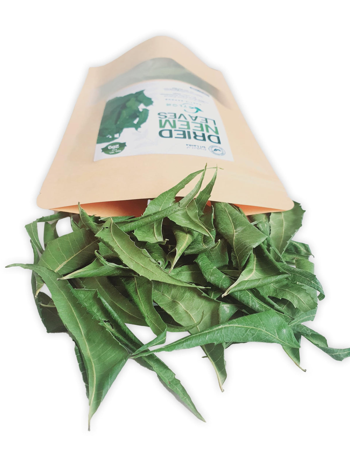 Préparation de thé avec des feuilles de neem séchées