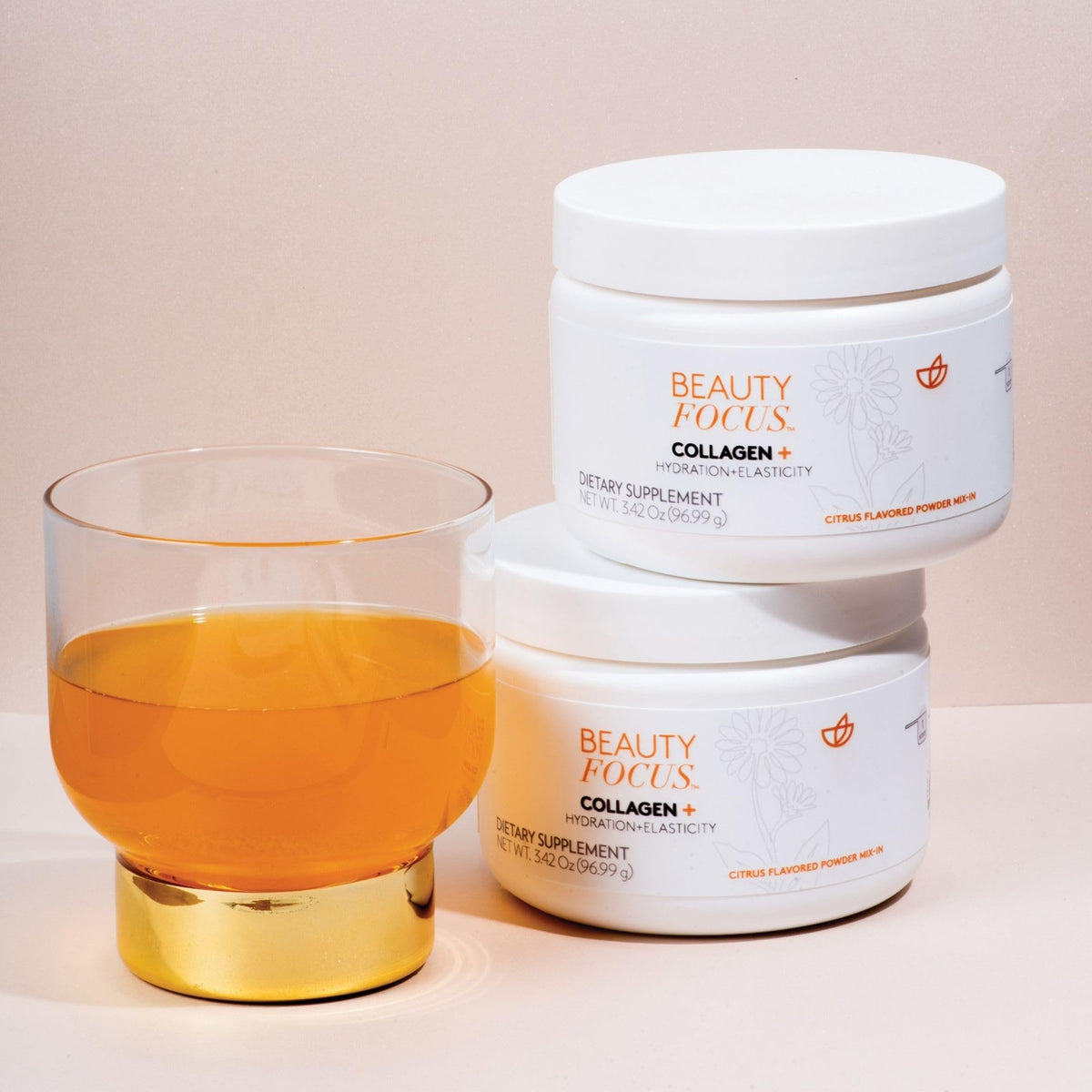 Présentation de la poudre Beauty Focus Collagen+ sur une table
