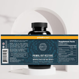 Primal Harvest Gut Restore capsules à côté d'un verre d'eau