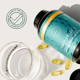 Primal Harvest Omega-3 gélules sur une surface blanche