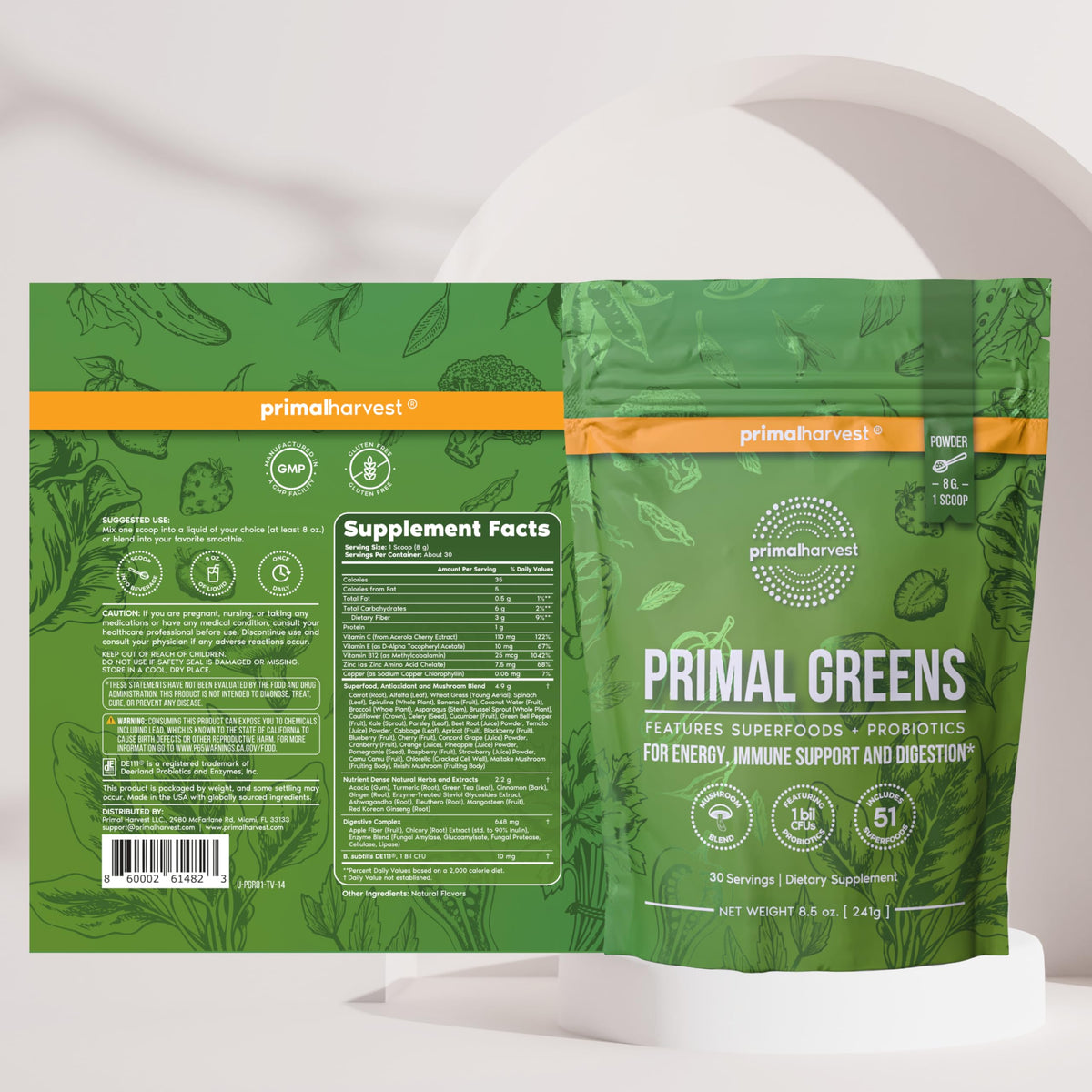 Primal Harvest Primal Greens avec des super-aliments sur fond de bois