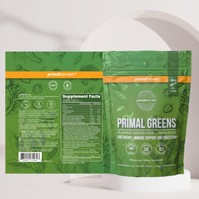 Primal Harvest Primal Greens avec des super-aliments sur fond de bois