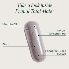Primal Harvest Total Male+ capsules sur une surface en bois, en gros plan