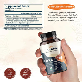 Prise de capsules de Cordyceps bio Ohana avec un verre d'eau