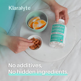 Prise de capsules KLARALYTE avec un verre d'eau