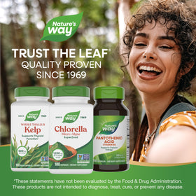 Prise de capsules Nature's Way Chlorella avec un verre d'eau