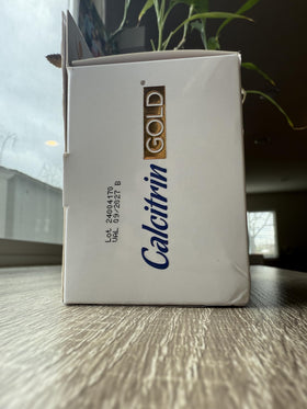 Prise de comprimés de Calcitrin Gold avec un verre d'eau