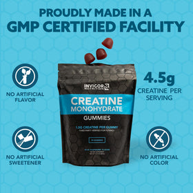 Prise de gummies de créatine INVIGOR8 avec une main