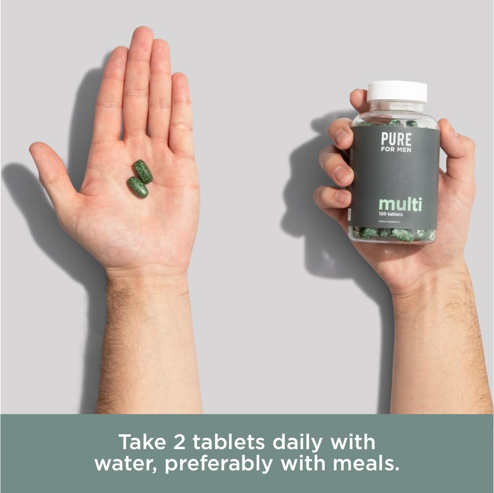 Prise de Pure for Men Complément Multivitaminé avec un verre d'eau