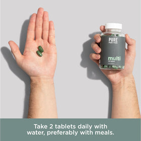 Prise de Pure for Men Complément Multivitaminé avec un verre d'eau