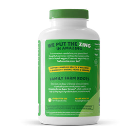 Prise des capsules Amazing Grass Super Greens avec un smoothie