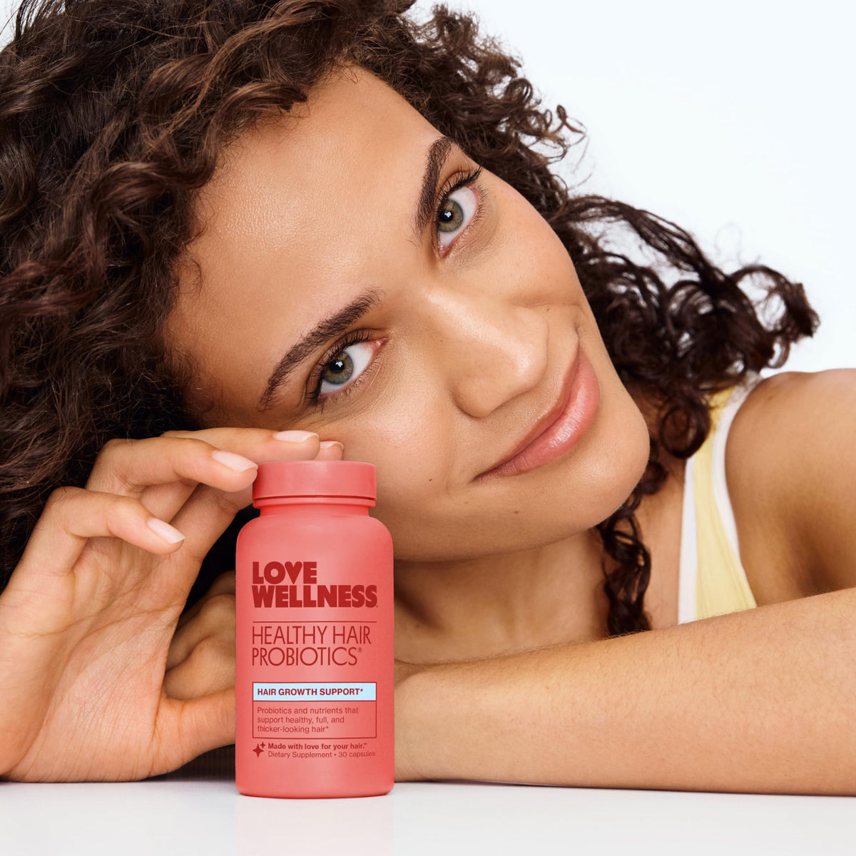 Probiotiques Cheveux Sains Love Wellness sur une table en bois