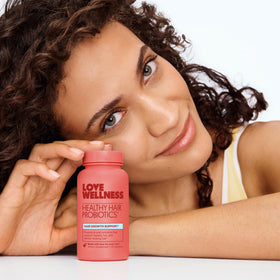 Probiotiques Cheveux Sains Love Wellness sur une table en bois