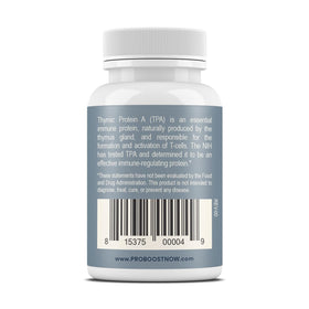 ProBoost Thymic Protein A comprimés avec une main tenant le flacon