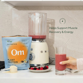 Protéine végétale OM MUSHROOM SUPERFOOD mélangée dans un smoothie