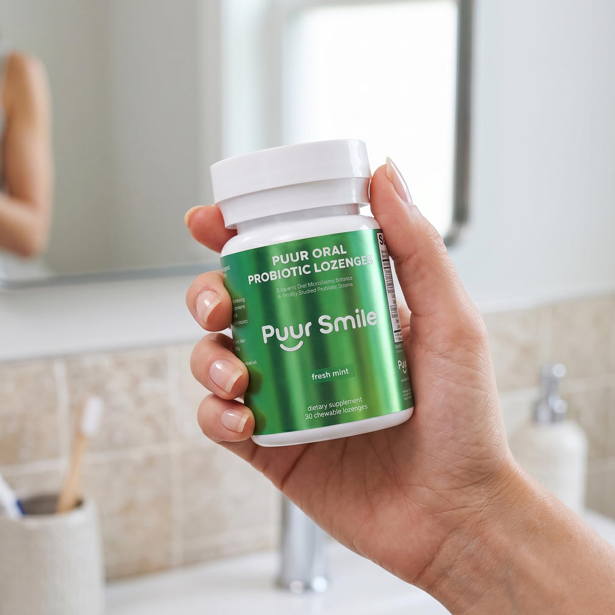 Puur Smile Pastilles Probiotiques Menthe dans un environnement de salle de bain