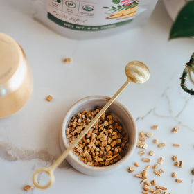 Racine d'astragale bio Elanen Naturals dans une cuillère