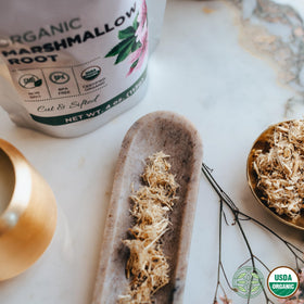 Racine de guimauve bio Eleanen Naturals sur une table en bois