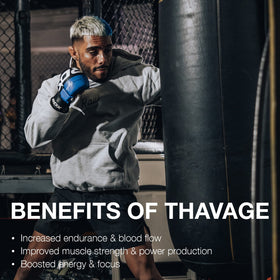 RAW Thavage Pré-Workout Poudre Dragon Fruit 640g sur un fond de gym
