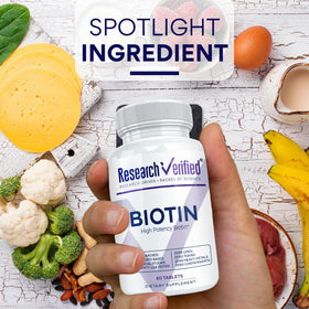 Recherche Vérifiée Biotine 10000mcg, vue des comprimés dans la main