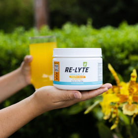 REDMOND Re-Lyte daily wellness mélange multivitaminé ananas orange 308g dans un verre d'eau
