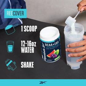 Reebok REEcover BCAA Acides Aminés Pomme Verte en usage dans un shaker