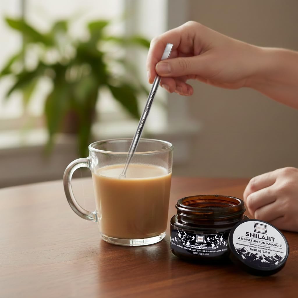 Résine de Shilajit dans un verre d'eau chaude