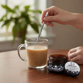 Résine de Shilajit dans un verre d'eau chaude