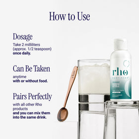 Rho Nutrition Liposomal D3K2 en utilisation avec un verre d'eau