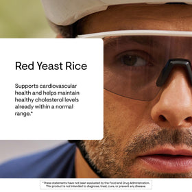 Riz de levure rouge THORNE avec un verre d'eau