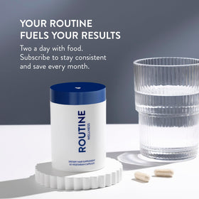 Routine Wellness Complément Alimentaire Croissance Cheveux 60 Comprimés sur table