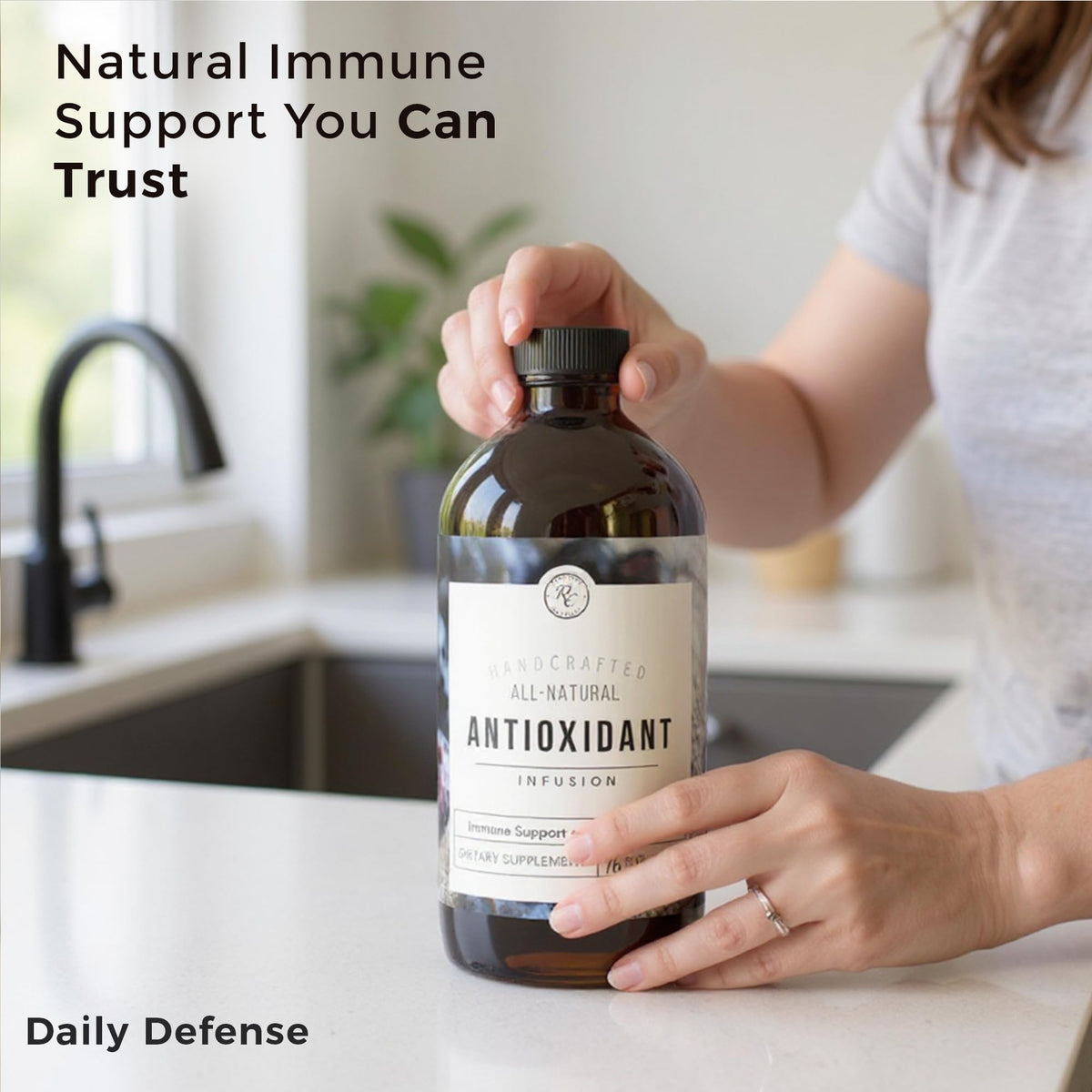 Rowe Casa Organics Infusion Antioxydante 473 ml sur table en bois