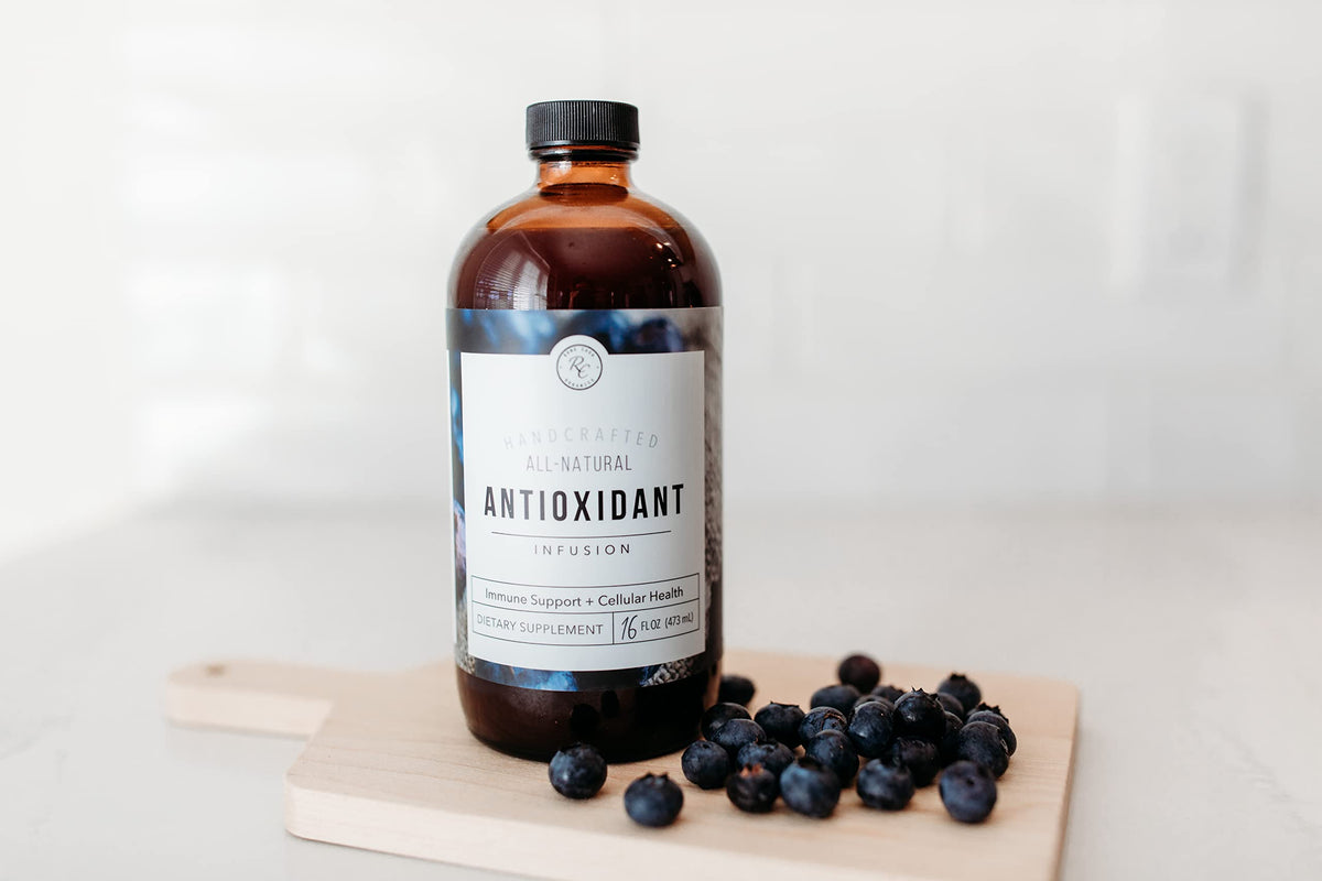 Rowe Casa Organics Infusion Antioxydante 473 ml versée dans un verre