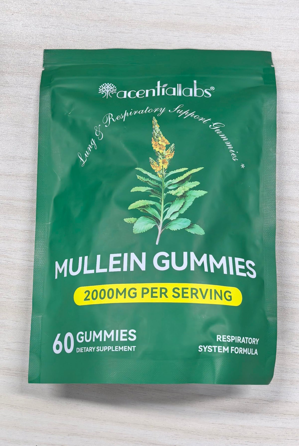 Ruduwu Gummies de Mullein sur un fond de table en bois