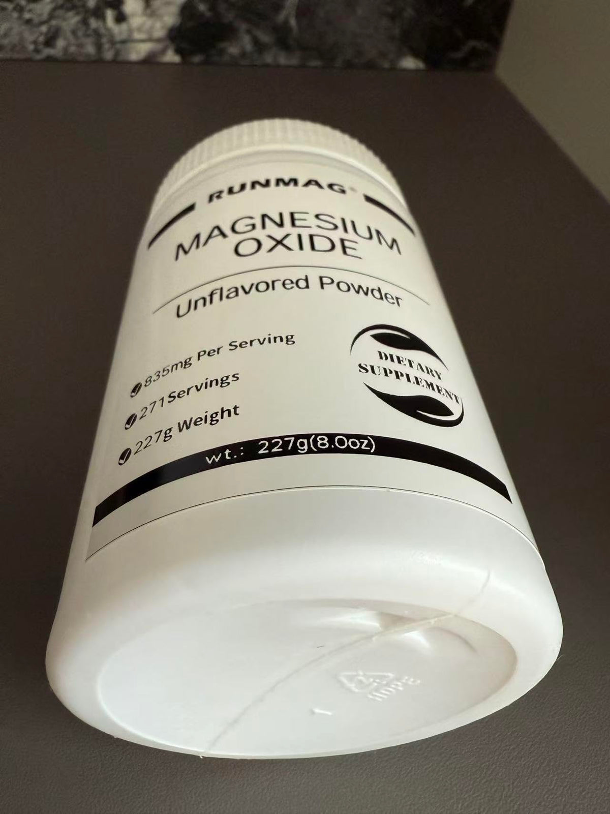 RUNMAG Poudre d'Oxyde de Magnésium Pur 227g sur une table en bois