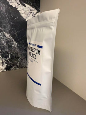 RUNMAG Poudre de Malate de Magnésium 500g sur une table avec des fruits