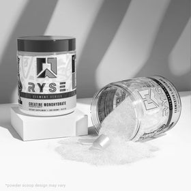 RYSE Up Créatine Monohydrate Poudre 358g près d'un verre d'eau