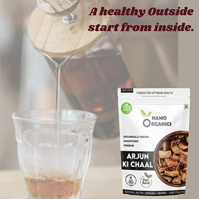 Sachet de 400 g de PUB Arjuna sur une surface en bois
