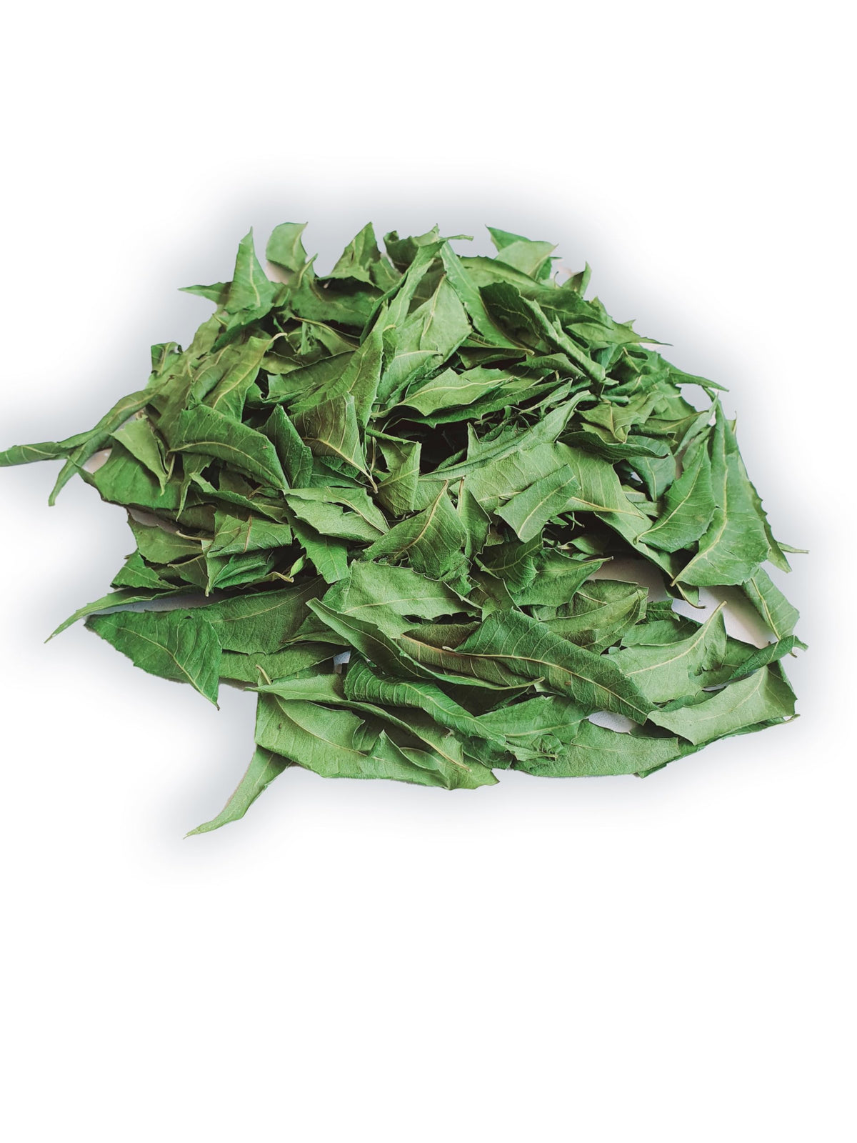 Sachet de 85g de feuilles de neem séchées sur un plan de travail