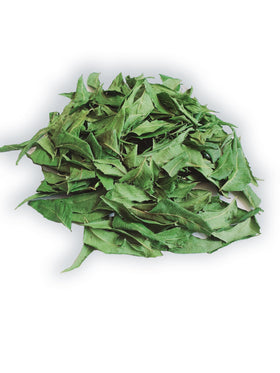 Sachet de 85g de feuilles de neem séchées sur un plan de travail