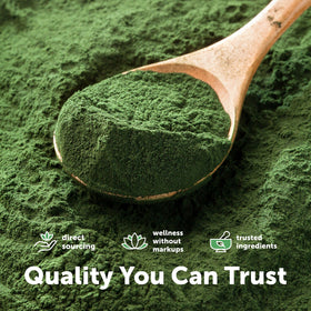 Sachet de 939g de spiruline bio Micro Ingredients sur une table