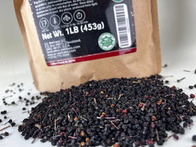 Sachet de baies de sureau avec des ingrédients frais autour
