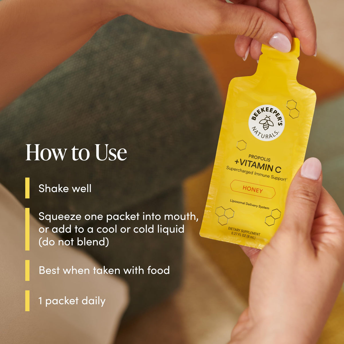 Sachet de Beekeeper's Naturals Vitamine C Liposomale dans un verre d'eau