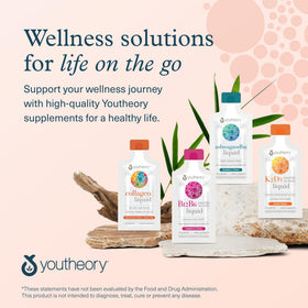 Sachet de collagène liquide Youtheory sur fond de fruits